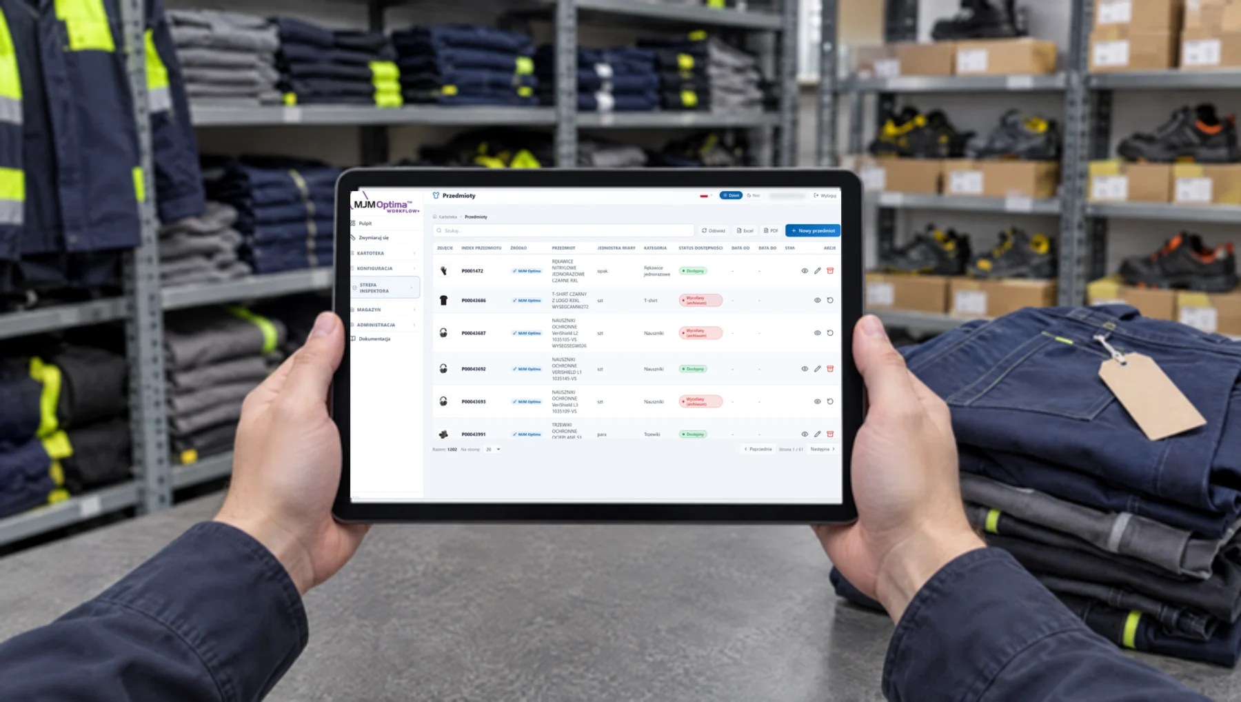 Magazynier z kartoteką Workflow+ na tablecie w magazynie odzieży.
